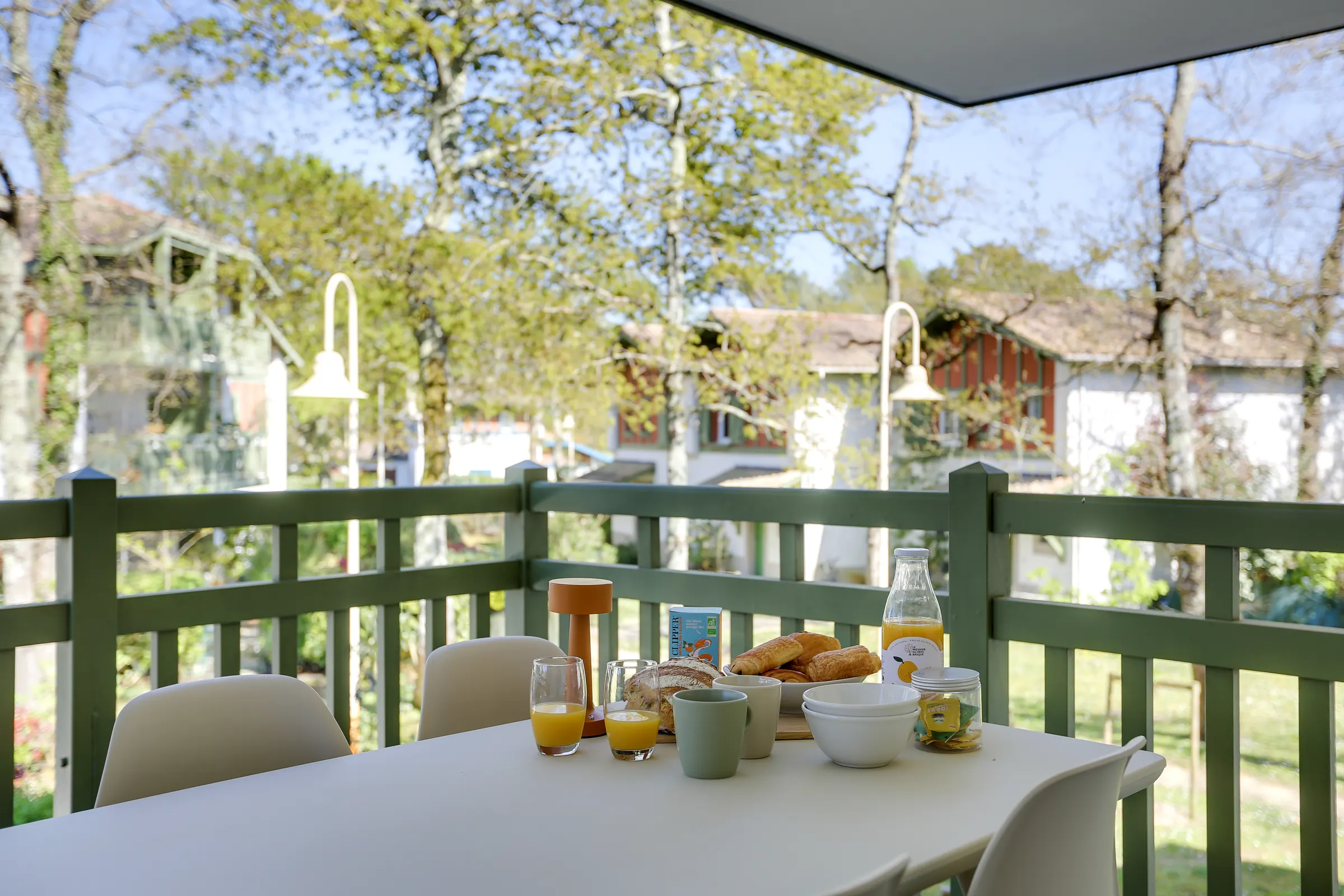 Conciergerie à Capbreton : balcon d’un appartement en location saisonnière géré par ZULLI